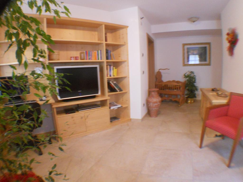 Residence Garni Manuela Cavalese Bagian luar foto